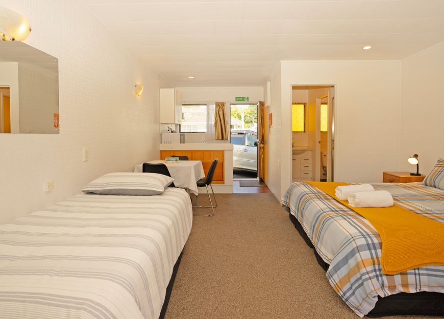 Deluxe Studio with Queen and single bed