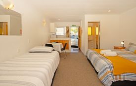 Deluxe Studio with Queen and single bed