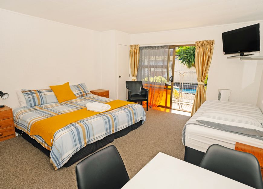 Deluxe Studio with Queen and single bed